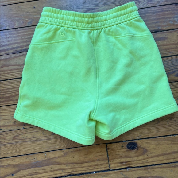 lululemon scuba lounge short yellow lime green size 2 - Picture 2 of 2